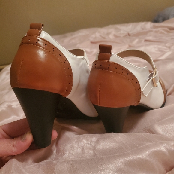 Womans, Size 7, Brown & White, 3 inch heels - Picture 8 of 9